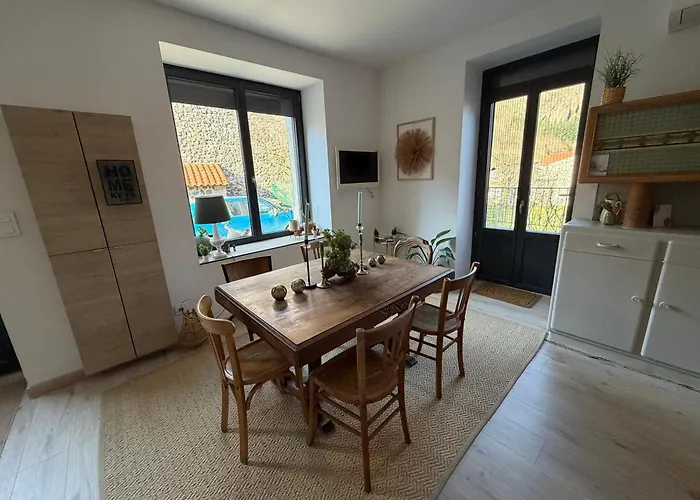 L'etape Des Jacquets - D'allier Couette-café